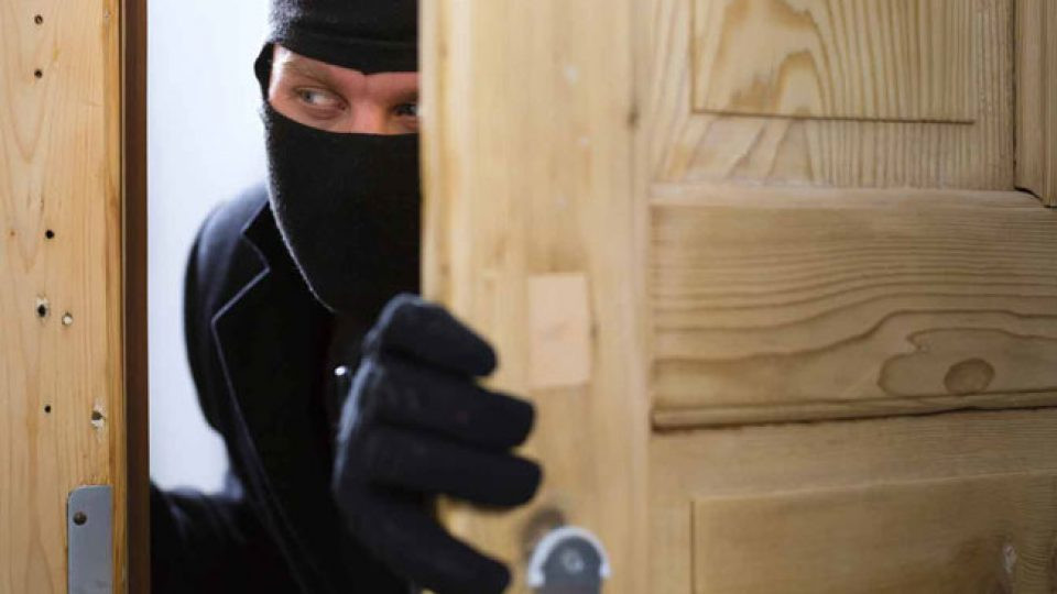 Απίστευτο: Κουκουλοφόροι μπήκαν σε λάθος σπίτι και απείλησαν γνωστή τραγουδίστρια, συγγενής υπουργού της ΝΔ